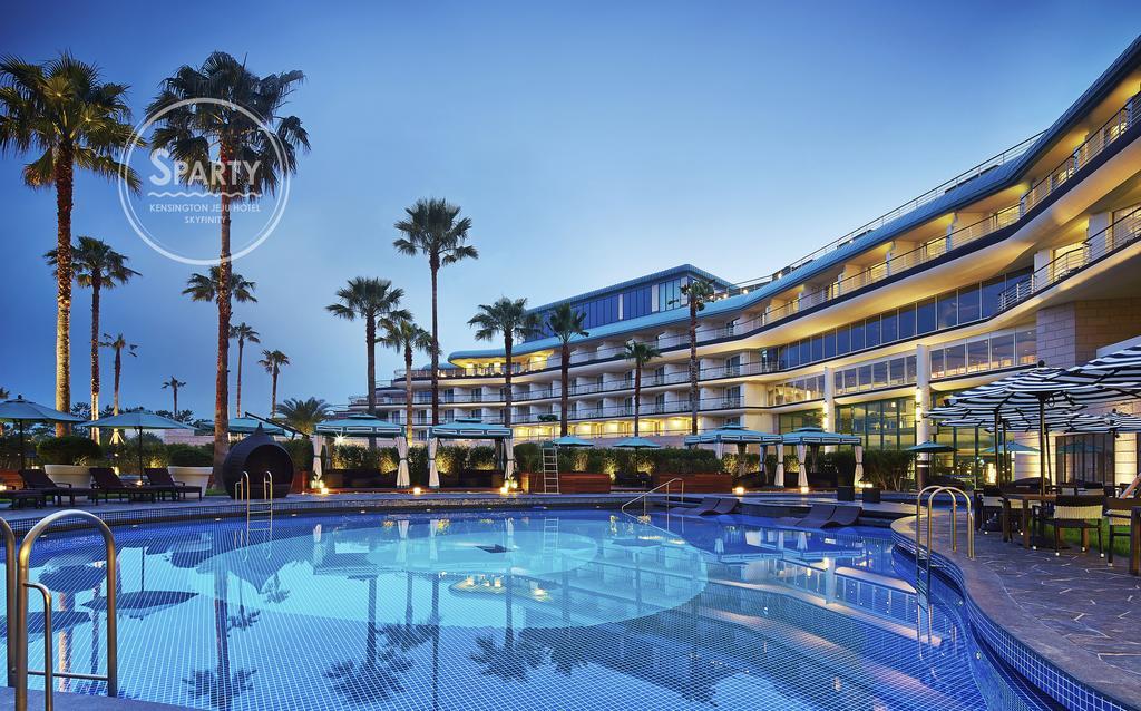 Kensington Jeju Hotel Exterior foto The pool at the Sheraton Jumeirah Hotel